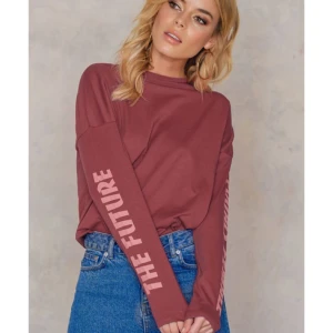  - Jättesnygg tröja från NAKD. Står ”the future equals female” på ärmarna. Säljer pga för liten för mig. Köparen står för frakt 