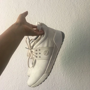  - Sneakers från Timberland, använda ca 6 gånger. Supersnygga men för små för mig. Passar lätt en 37a eller en 38a som orkar gå in i dem! ❤️