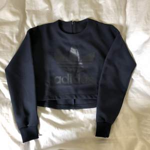 Långärmad tröja från Adidas med logotyp framtill i stl. XS. Aldrig använd. 200:-