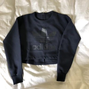  - Långärmad tröja från Adidas med logotyp framtill i stl. XS. Aldrig använd. 200:-
