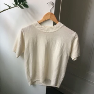  - Jättesöt krämvit tröja köpt second hand. Skulle säga att den kan vara XS-M beroende på hur man vill att den ska sitta (skickar bild till de som vill).