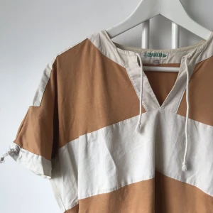  - Inköpt second hand. Cool Top med dragsko nere samt i armarna. Står ingen storlek med sitter bra på mig som at S i vanliga fall :)