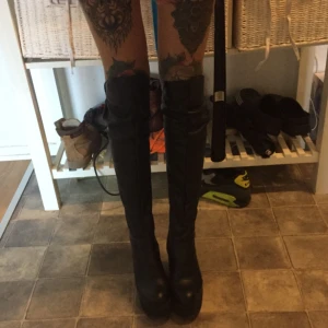  - Skitsnygga overknee stövlar med grym platå och inbygd kilklack (aslätta att gå i) strl 35,5/36 