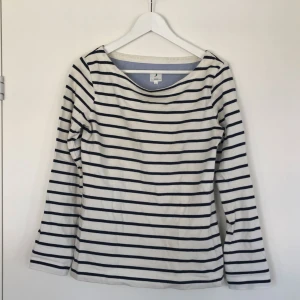  - 100% bomull från Boomerang. Perfekta randiga basen. Använd ca 1-3 ggr och tvättad en gång. Fint skick. 