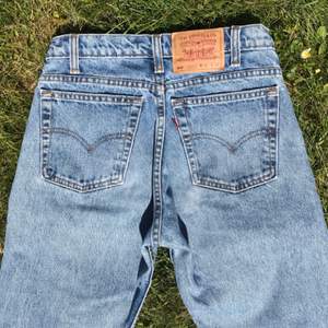 Levis 505 jeans med en rak passform lik 501. Passar perfekt i midjan på mig som vanligtvis har 29/30.  + 58kr spårad frakt