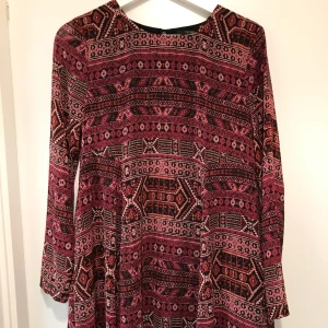 - Klänning från Forever 21. Använd endast 1 gång, fint skick. 