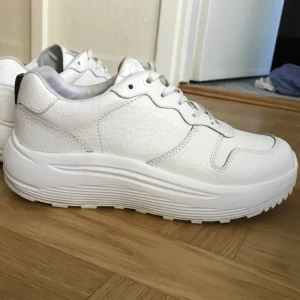  - Eytys Jet i vit. Använda fåtal gånger still fresh