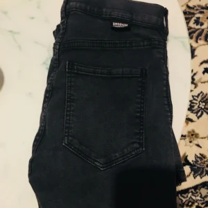  - Svarta dr denim jeans i storlek small. 