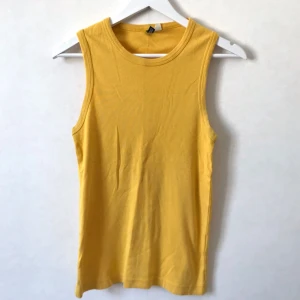  - Gult linne från H&M, 90-tal, gott skick! Storlek XS-M beroende på önskad passform.  Kan mötas i Stockholm eller skicka mot fraktkostnad! ✨🌸✨