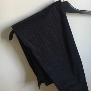  - Kostymliknande byxor från ZARA, använda fåtal gånger, storlek S, har inga fickor 🌸 