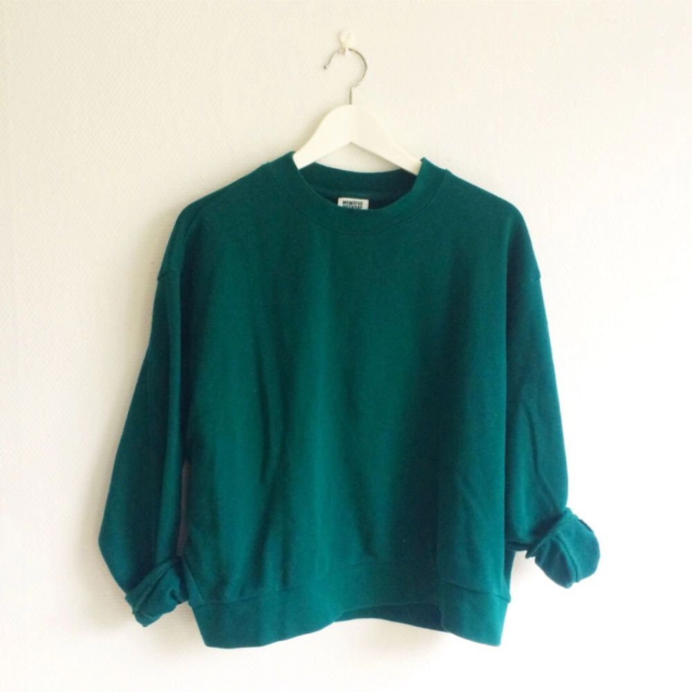 Supersnygg, grön tröja från Weekday. Använd ett fåtal gånger. Som ny! Möts upp i Göteborg eller fraktar mot betalning.. Tröjor & Koftor.