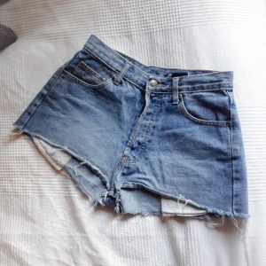  - Liknar Levis. Knappgylf. Jättesnygga! Passar en 36:a. Märket heter Brooker.  150kr med frakt.