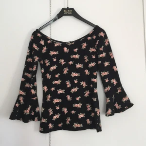  - Blommig tröja med tre-kvarts-utsvängda armar. Möts i Falun eller så står köpare för frakt! Använd en gång och i perfekt skick!