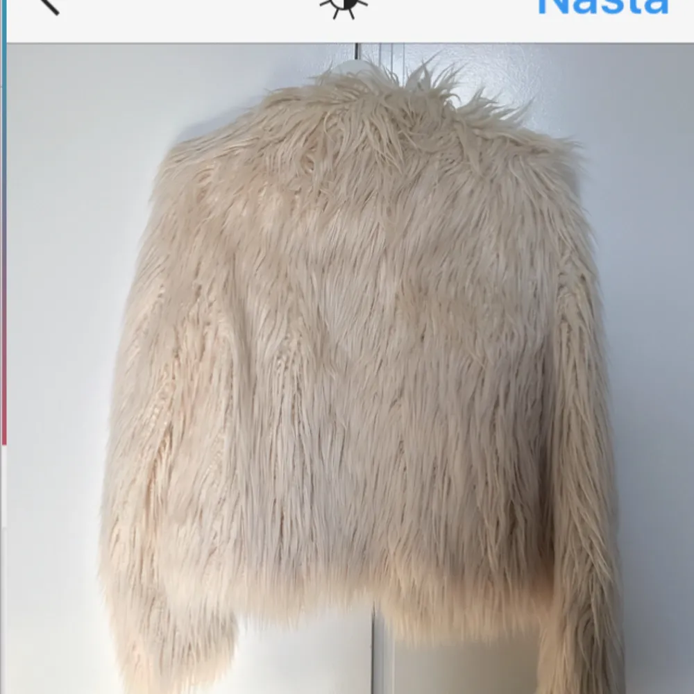 Säljer en fake fur jacka från rockandblue i mycket bra skick!  Nypris: 2 500kr Endast använd fåtal gånger. Jackor.