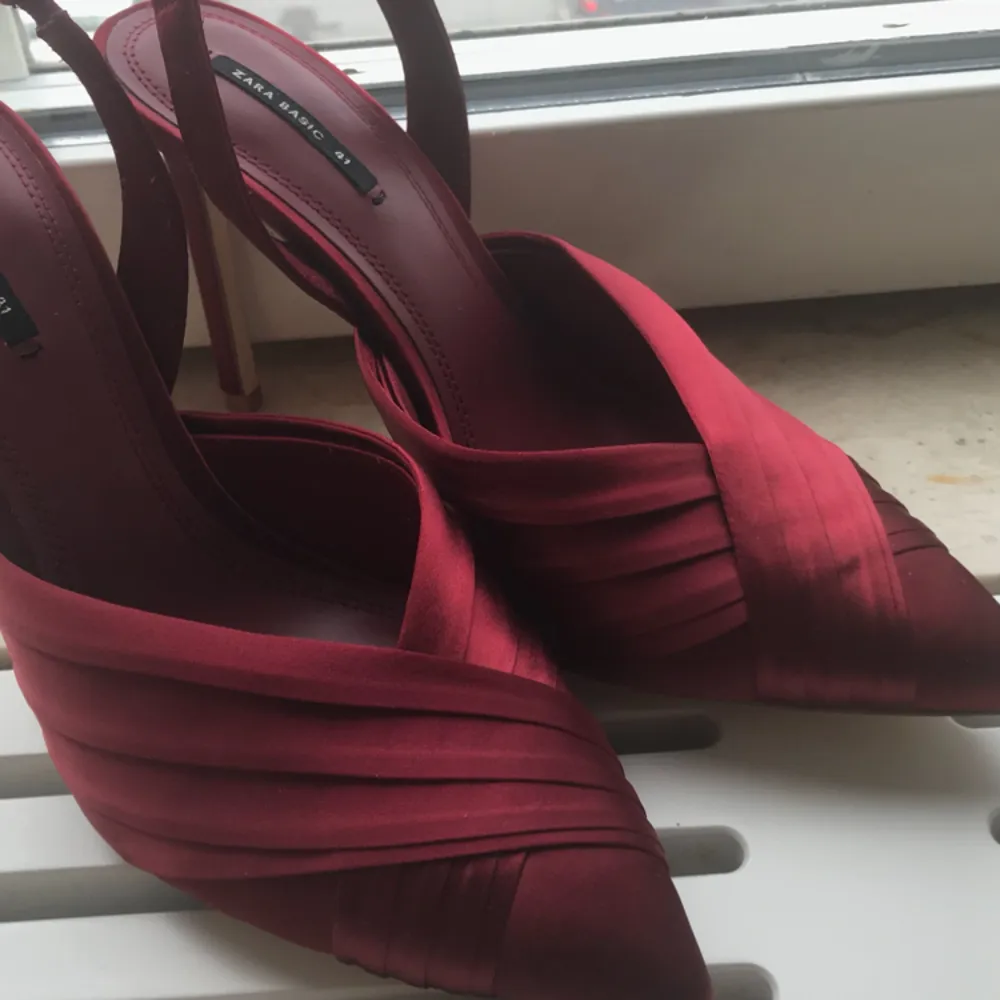 Helt oanvända skor från Zara, storlek 41- men mer som 39/40.  👠 Skickas eller möts upp i Göteborg. Köpare står för frakt . Skor.