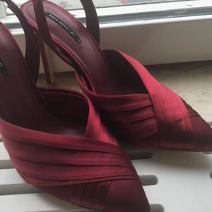 Helt oanvända skor från Zara, storlek 41- men mer som 39/40.  👠 Skickas eller möts upp i Göteborg. Köpare står för frakt 