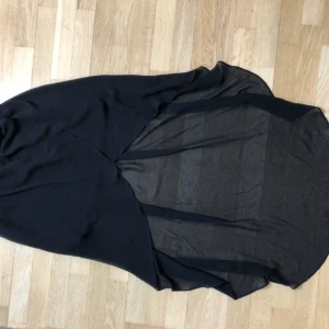  - Svart kjol som är kort där fram och långt tyll där bakom. Väldigt fin och härlig! Har två, därför säljer jag ena