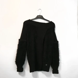  - En svart oversizad kofta med fina detaljer