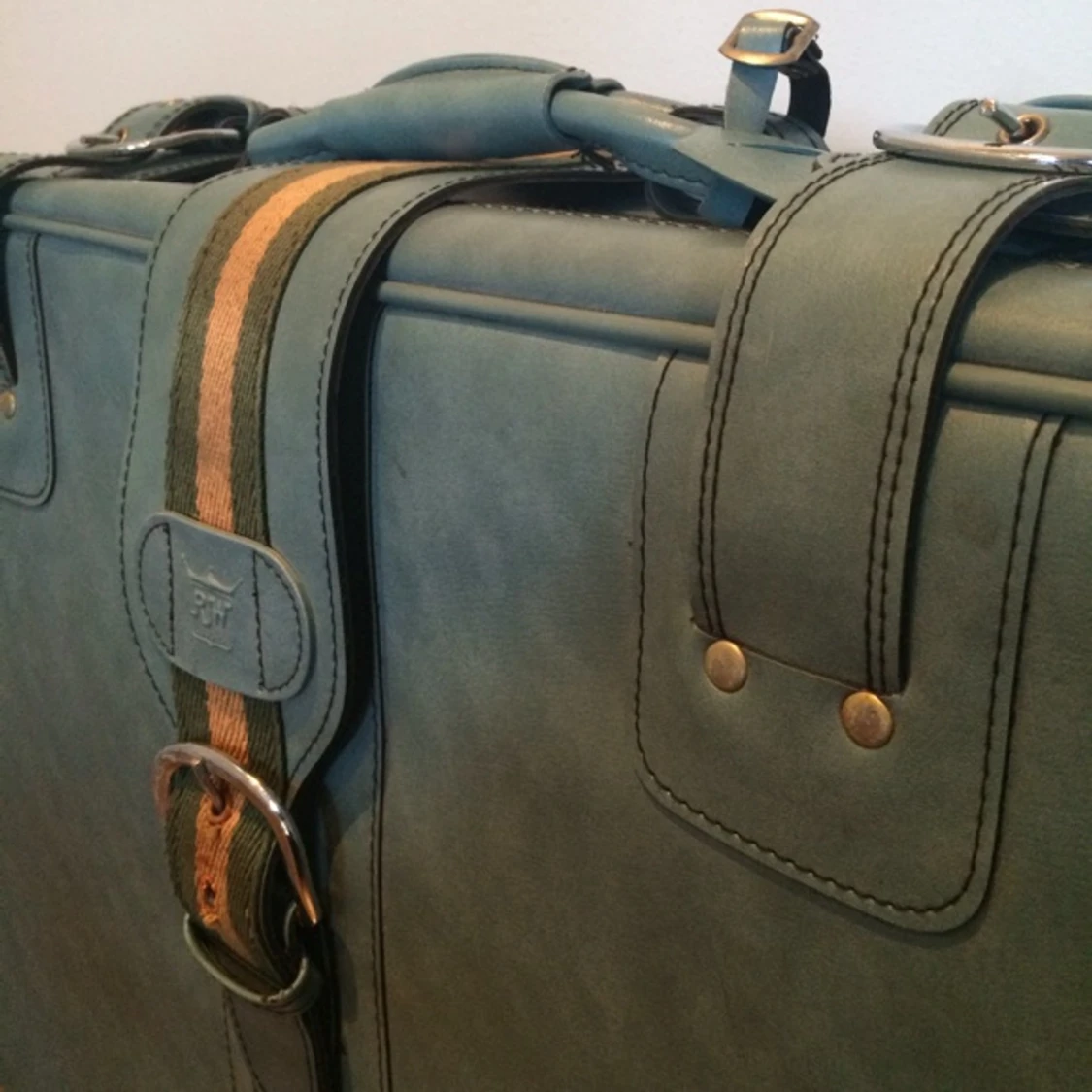 Vintage 1970s RJW Luggage Suitcase From London. Great condition hardly used. 62x67x19cm - 1389528469