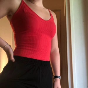  - Röd body med string +ställbara axelband Köparen står för frakten