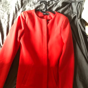  - Ny röd kappa, tags kvar. Storlek XS.  