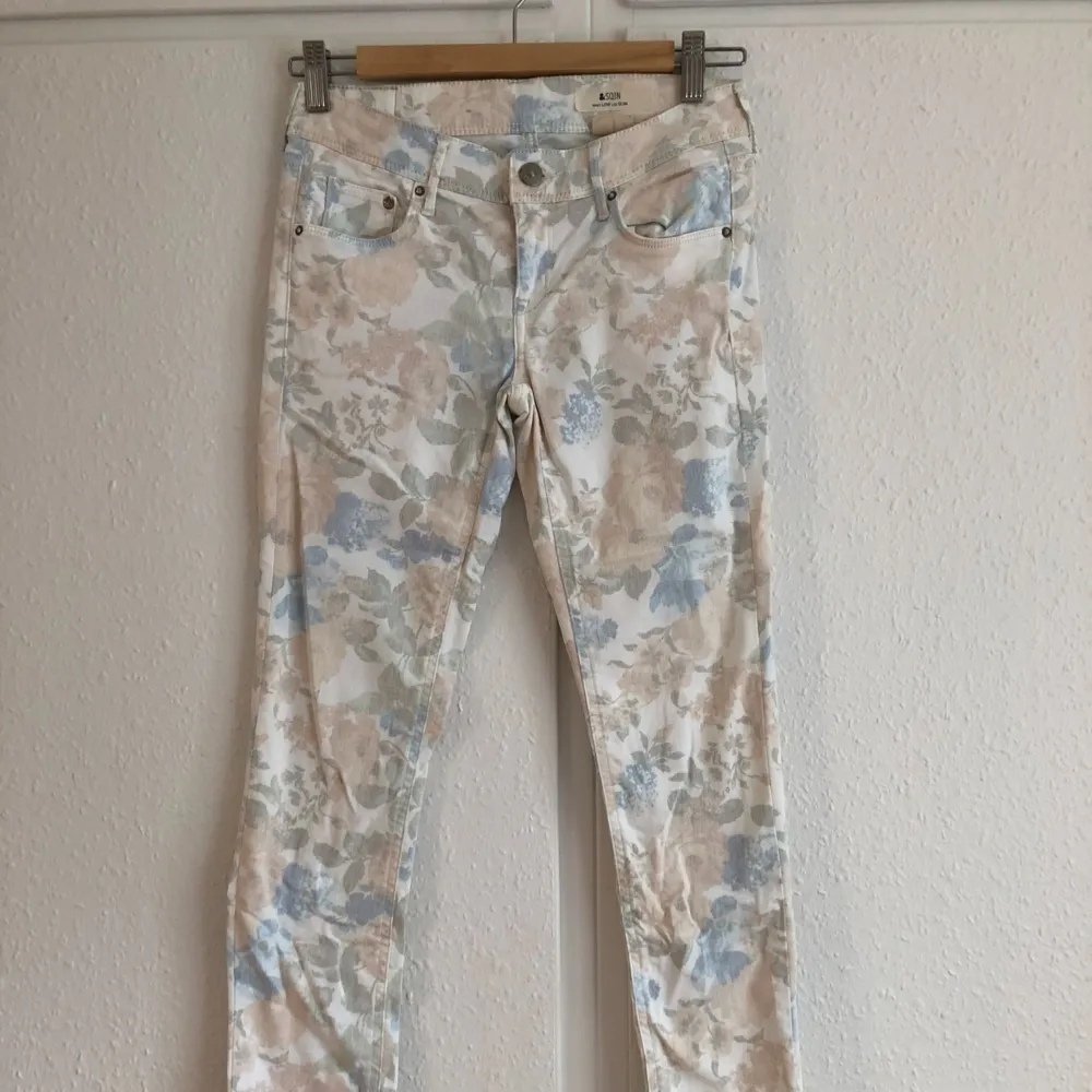Blommiga jeans. Storlek 25/30  Hämtas i Uppsala eller skickas mot fraktkostnad!. Jeans & Byxor.