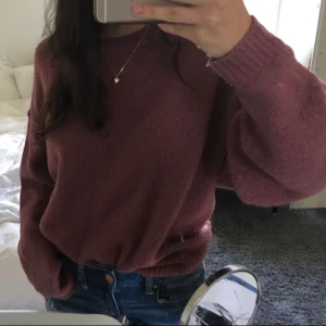  - Snygg stickad tröja. Mörk rosa i färgen. Köparen betalat frakt. Fåtal använd 