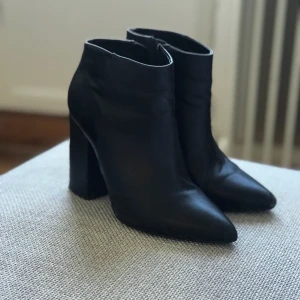  - Säljer mina favorit skor från Jennie-Ellen, använda bara 2 gånger då jag  tyvärr har pajat knät och inte kan ha klackskor längre. Värde 1300-1500 kr, minns inte riktigt, har tyvärr ej kvittot kvar. 