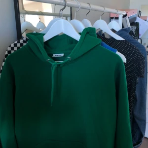  - Snygg hoodie från Weekday köpt i höstas. Sparsamt använd, endast svaga sminkfläckar vid luvan som går bort i tvätten! Fraktkostnad tillkommer på 50kr men kan även mötas i södra sthlm💫💫