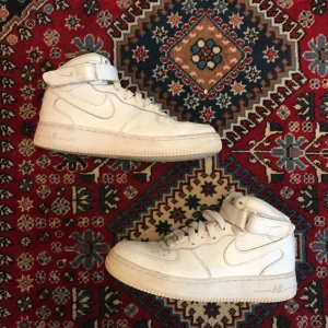  - Sparsamt använda Air force 1 som köptes för ett par år sedan. De har inte använts på cirka två år. Inte alls jättesmutsiga utan på bild 3 kan du se att det är liiite färg vid sidan av skon. De är en storlek 38 och är själv en 37a. 