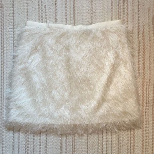  - Fluffig och fin kjol i bra skick, tyvärr för stor för mig😭