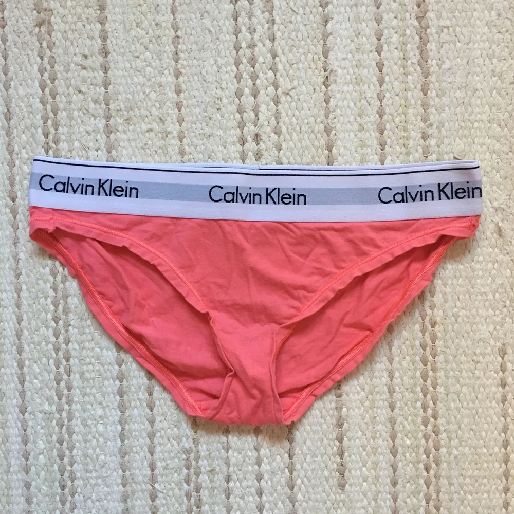 Calvin Klein trosor modell bikini i bra skick. 100kr för ett par eller två för 150kr. . Övrigt.