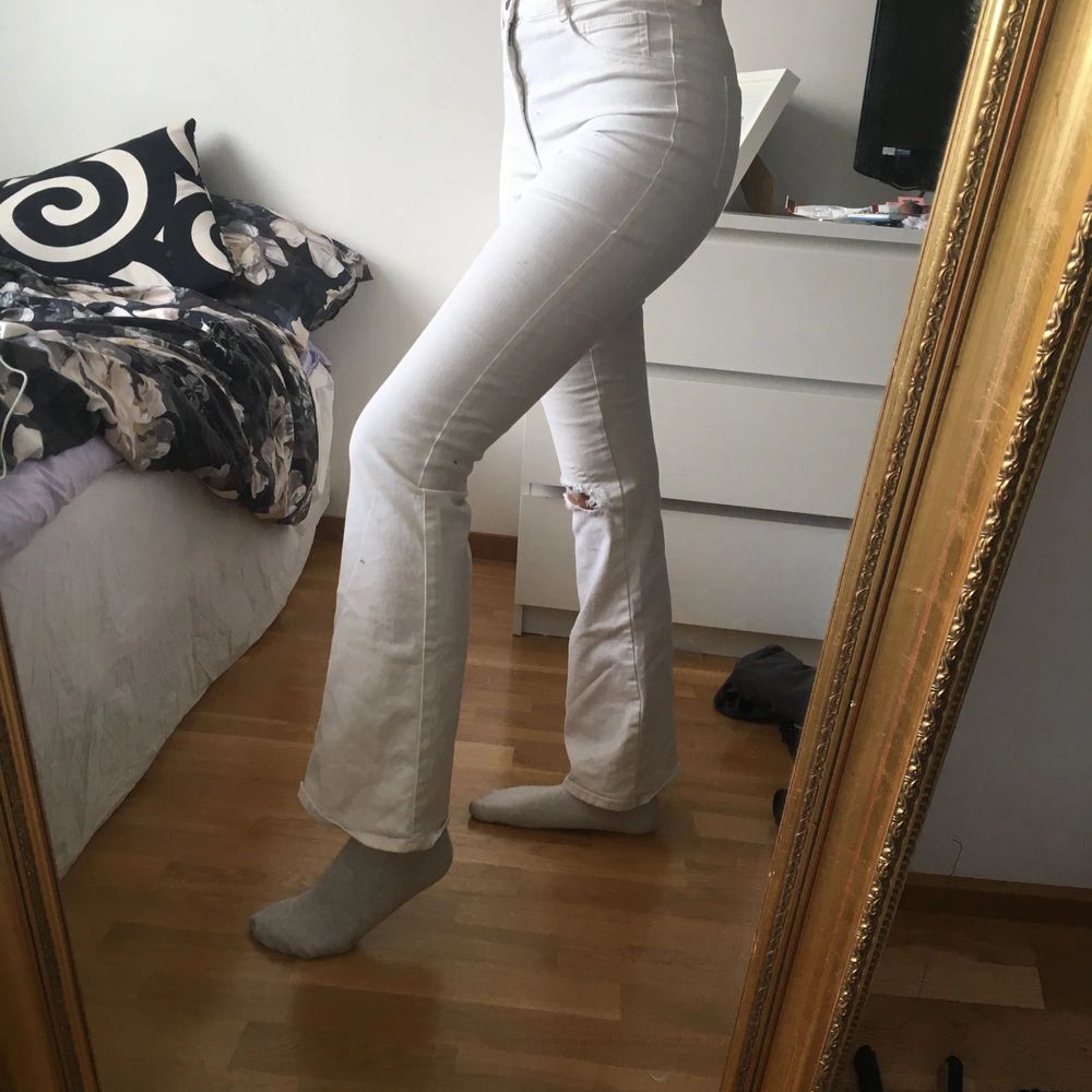 Sjukt fina vita bootcuts som jag klippt hål i men har tyvärr vuxit ur dem :( jag är 165 lång!. Jeans & Byxor.