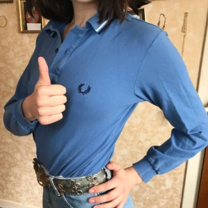  - Vintage Fred Perry-piké köpt i Rom. Vääärldens mest bekväma tröja. Preppy och casual på samma gång. Möts upp i gbg, annars betalar köparen frakten🌝🌝🌝🌝