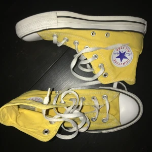  - Gula converse, lite använda men i bra skick