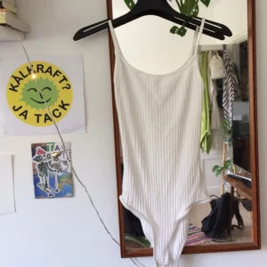  - Så fin body med knäppning, ribbat material, från Bershka. Knappt använd men har en liten liten fläck, se bild. Knappt något som syns :) Frakt 27kr eller hämtas 