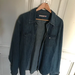  - Levis jeansskjorta i fint skick. Hämtas i Uppsala eller skickas mot fraktkostnad 
