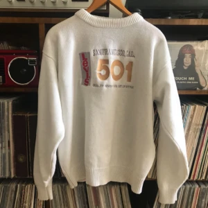  - Vintage Levis stickad tröja med tryck. Från 80 talet Hämtas i Uppsala eller kan skickas för 58 sek spårbart