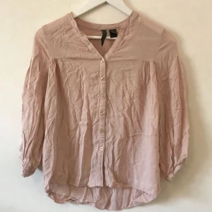  - Smutsrosa blus i luftigt, litet strävt, tunt tyg. Mango. M, men passar från 34-38. Fint skick, men skrynklig på bilden, så behöver blöthängas/strykas.  Supersöt och skön till sommaren!   Möte i Stockholm eller skicka mot fraktkostnad! ✨🌸✨ 