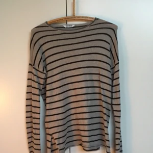  - Stickad tröja från pull and bear. Frakt tillkommer✨