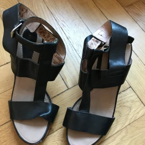  - Svarta sandaler från Marc O’Polo. I använt skick och remmarnas skinn har ”delats” lite, vilket den händige kan fixa. Superfina i övrigt!