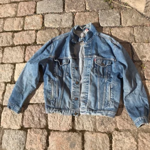  - Vintage Levis jeansjacka i trevligt slitet skick. Hämtad i Uppsala eller skickas mot fraktkostnad 