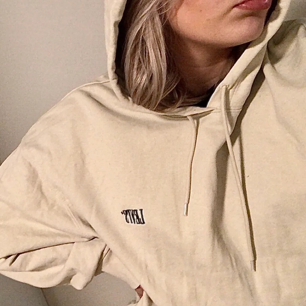 Vintage Levi’s hoodie i storlek L. Krämvit/beige aktig färg verkligen jättefin, välbevarat och fint skick. Säljer för 250 kr + frakt 🥳 sitter lite lagom oversize på mig som är 36-38 . Hoodies.
