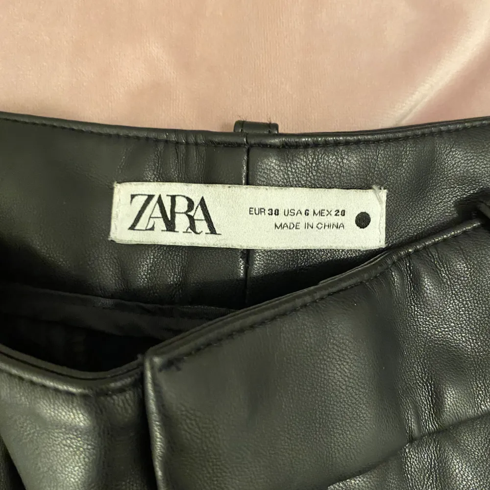 Skinnbyxor från Zara använda 1 gång. Super mjuka inuti  , nypris 300kr 💗 pris kan diskuteras . Jeans & Byxor.