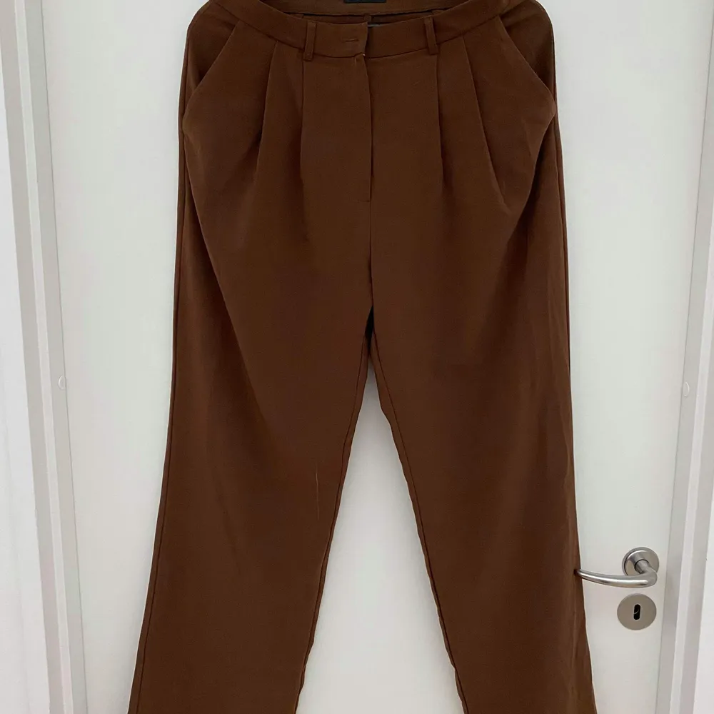 Supersnygga bruna kostymbyxor från Gina Tricot. Innerbenslängd 81 cm. Väldigt bra skick, knappt använda.. Jeans & Byxor.