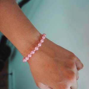 Armband med rosa pärlor och elastisk tråd. Finns andra färger!💙💜🧡❤️💖 Och som halsband!