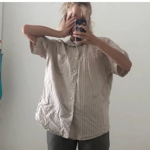 Beige kortärmad skjorta - Nice beige kortärmad skjorta. Så fin😞 bra skick 