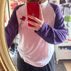 Tröja från carlings.  - Lila och vit tröja från carlings med tryck på bröstet. Storlek L men funkar även för S och M om man vill ha den lite större. Köparen står för frakten och betalning sker via swish. 