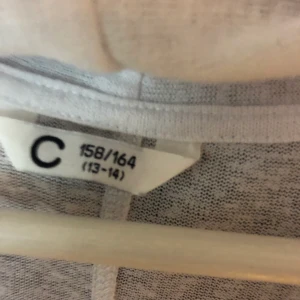 Vit kofta  -  Säljer denna kofta , Den är jättefint skick✨kontakta min på snap vid intresse (loppis.com)