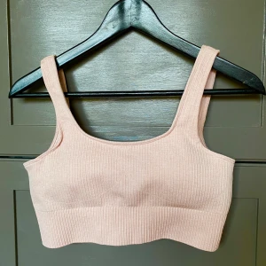 Aim’n Ribbed Bra - Säljer en ljusrosa Aim’n Ribbed Seamless Bra i strl. M! I väldigt fint skick 🥰 Frakt tillkommer! 